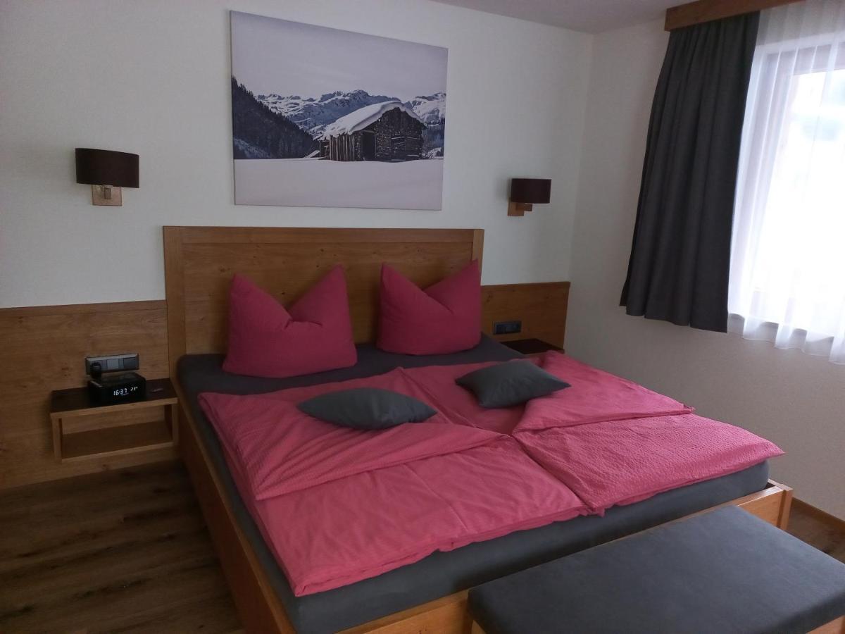Haus Alpenflora Apartment Flirsch Exterior photo